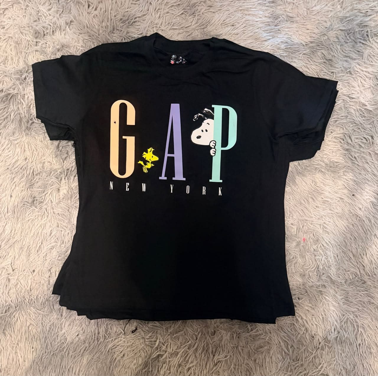 Playera GAP x Peanuts New York con Snoopy y Woodstock