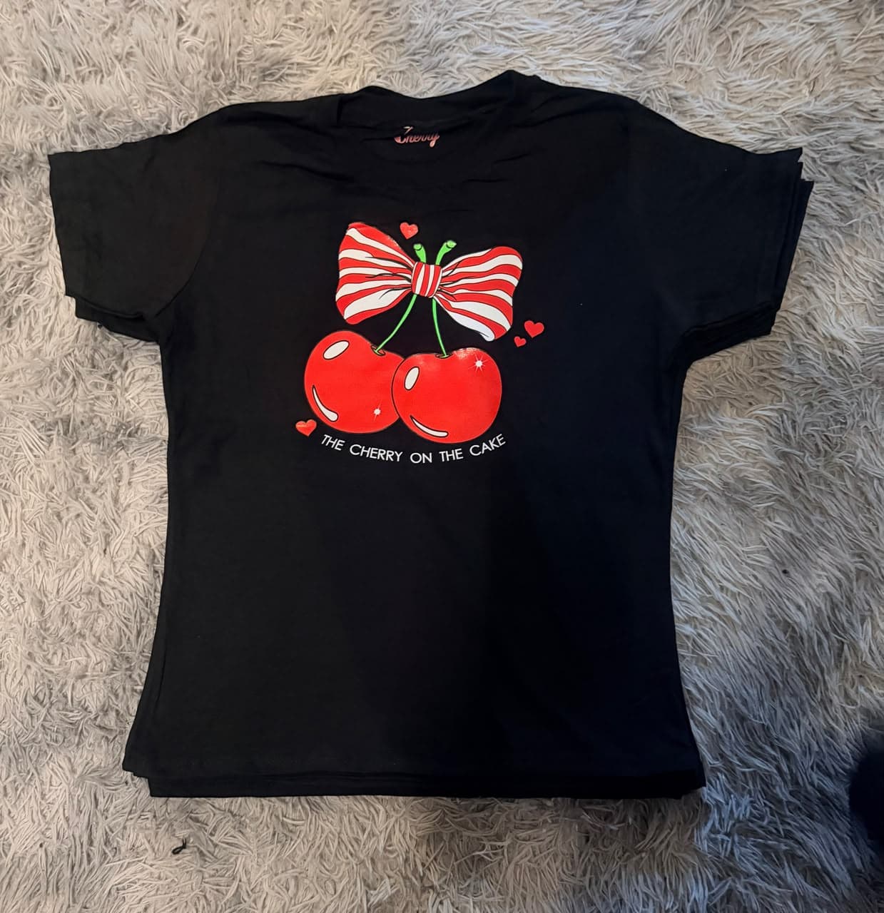 Playera negra de manga corta con estampado de cerezas