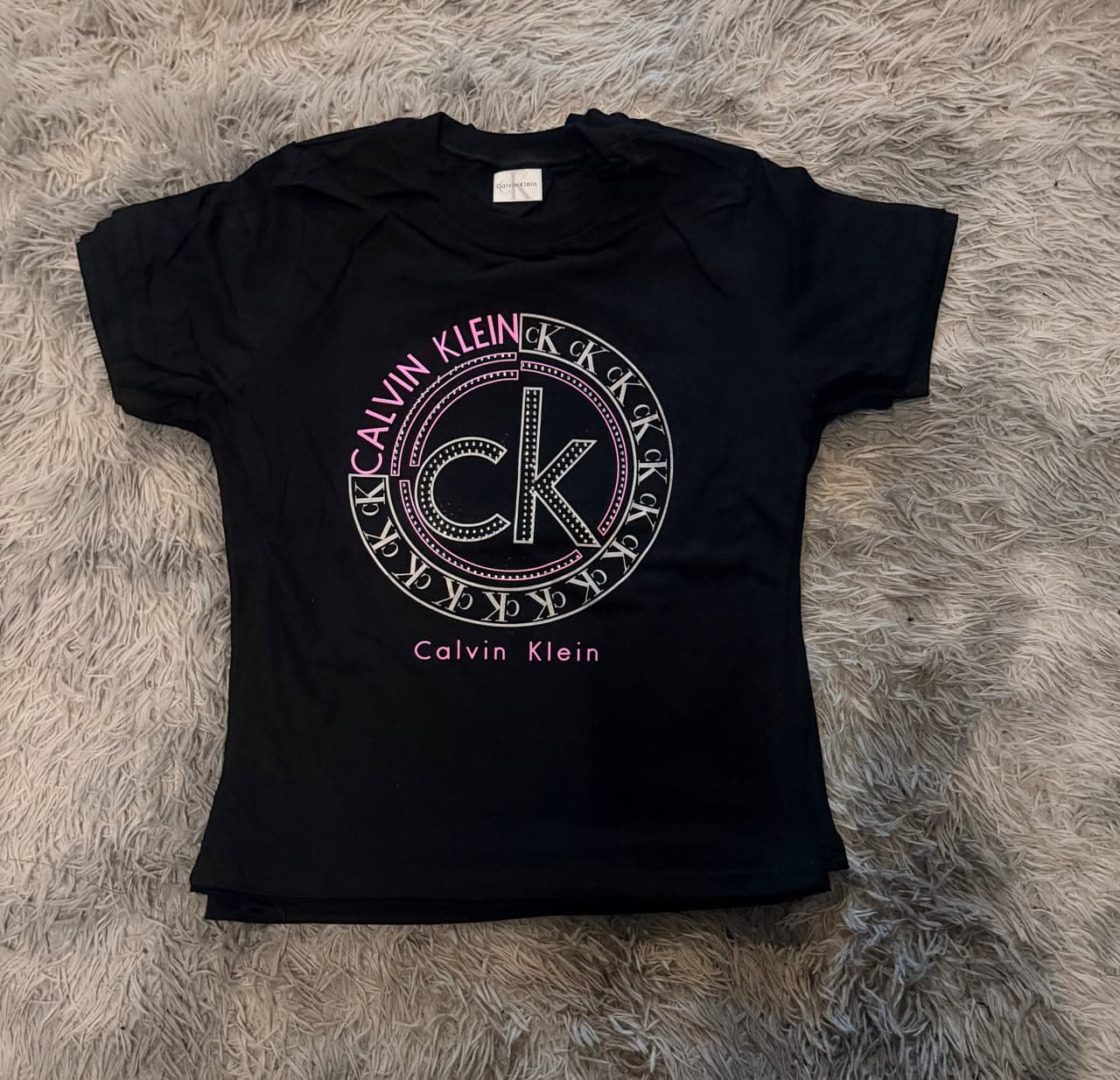 Playera Calvin Klein negra con logo circular CK