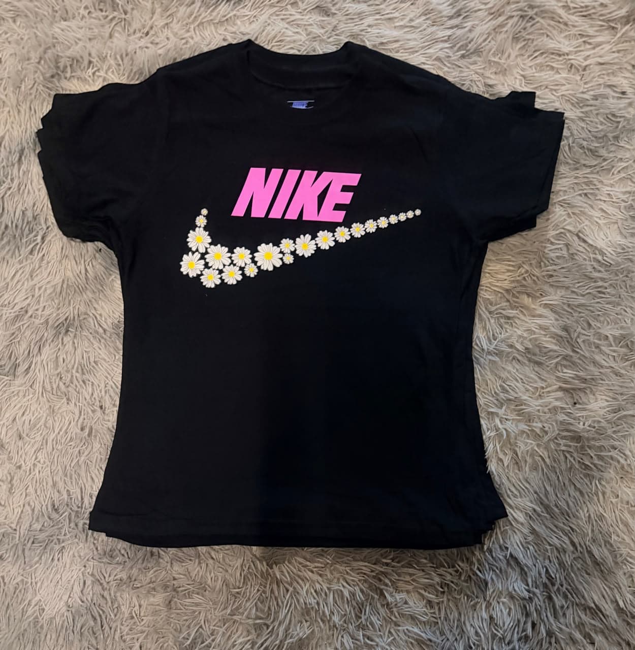 Playera negra con logo Nike y swoosh de margaritas