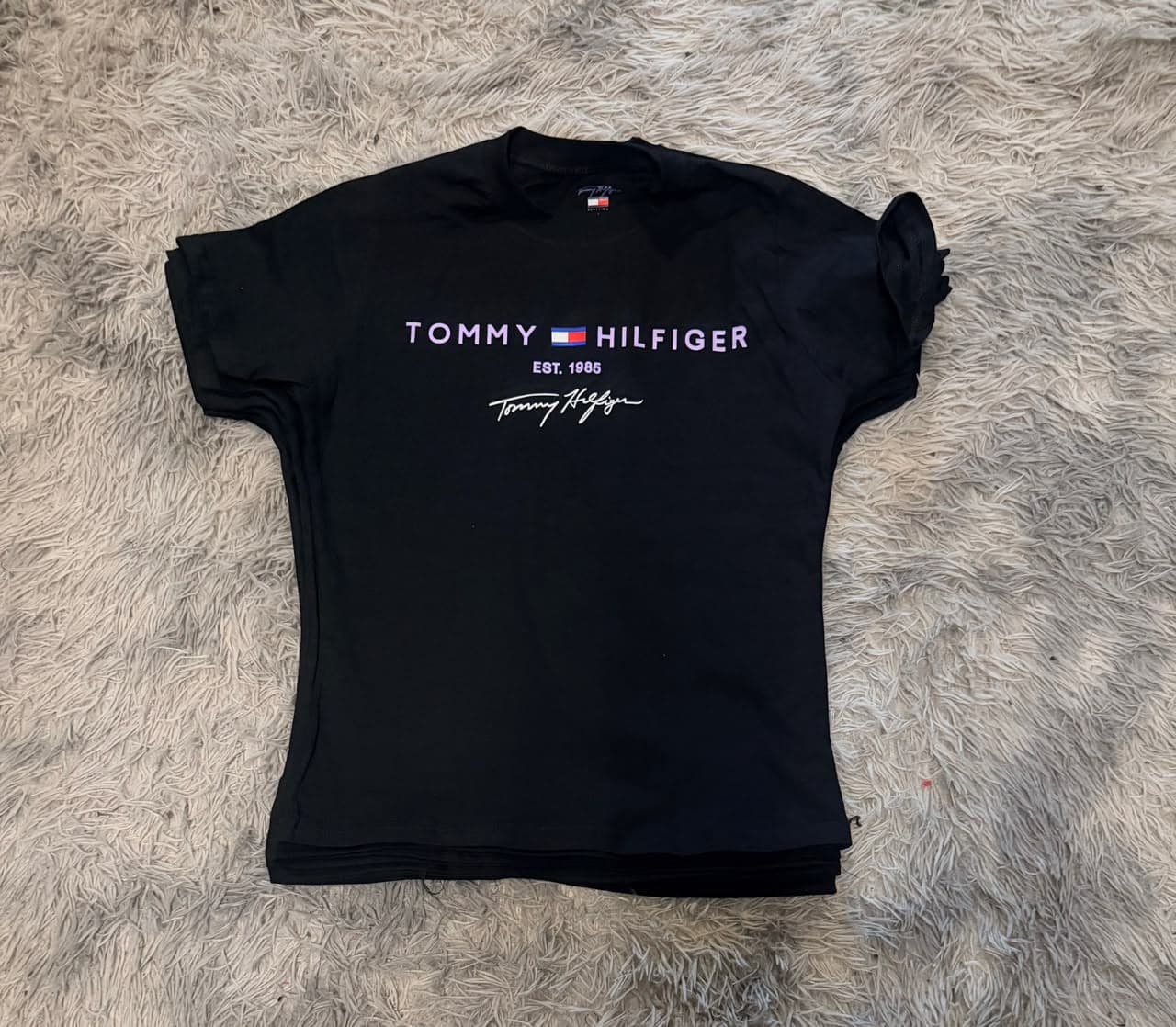 Playera negra Tommy Hilfiger de manga corta